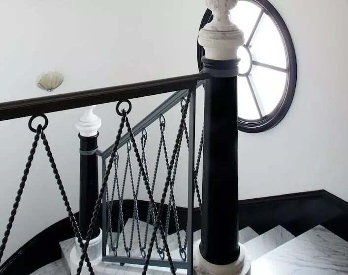 تختخواب و صبحانه Triana House