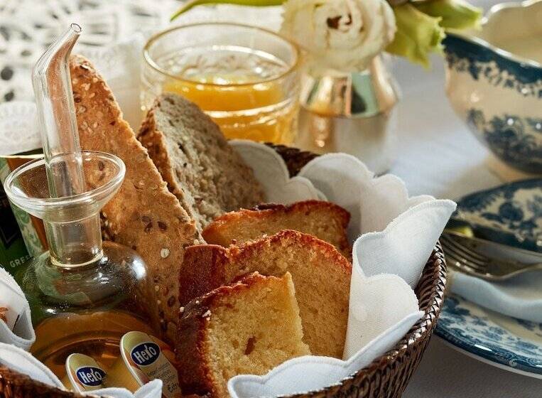 تختخواب و صبحانه Triana House