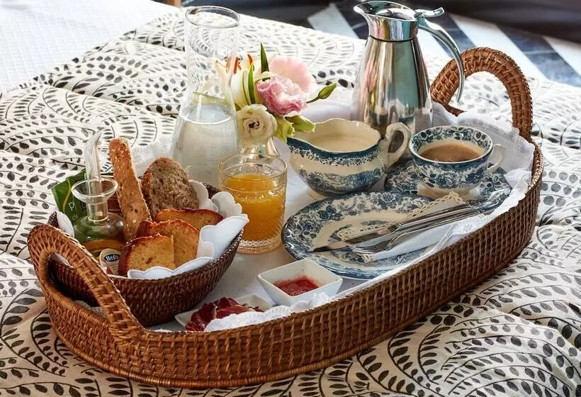 تختخواب و صبحانه Triana House