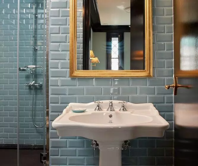 تختخواب و صبحانه Triana House
