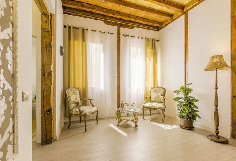 Oriente Palace Apartments