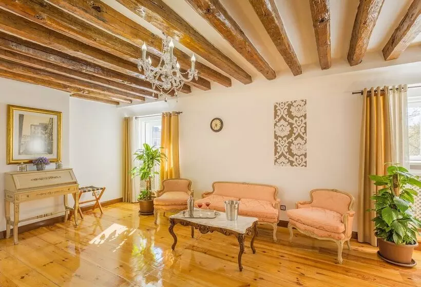 Oriente Palace Apartments