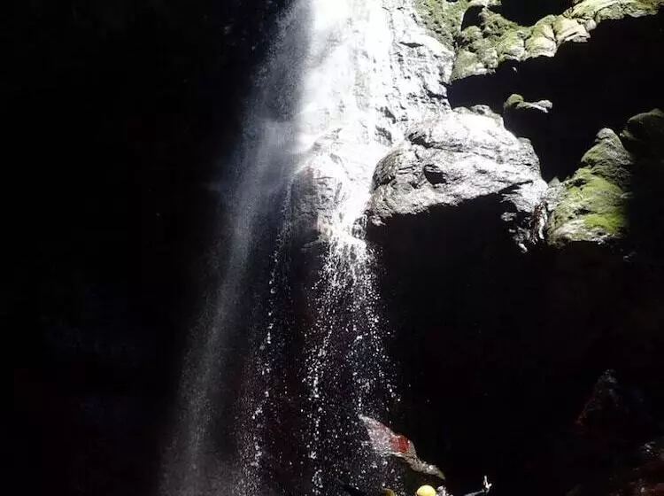 تختخواب و صبحانه Stick Bnb