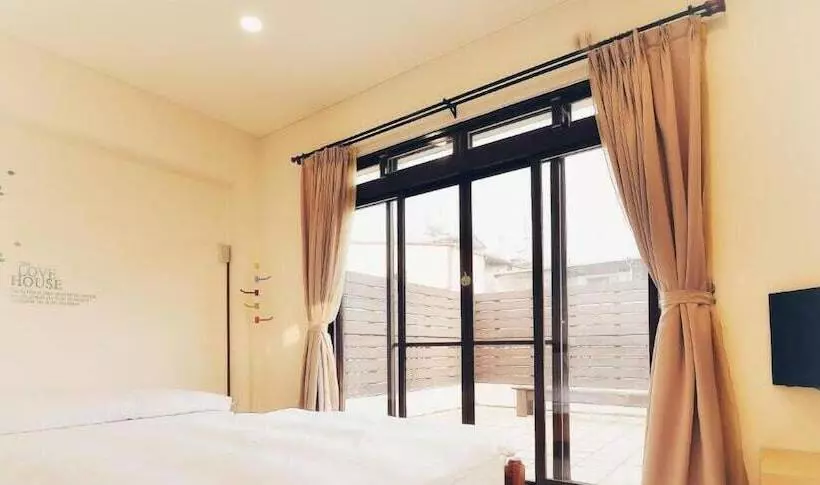 تختخواب و صبحانه Vv House