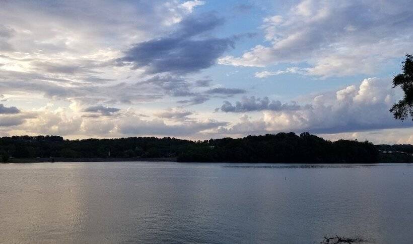 בית מלון כפרי The Point Resort