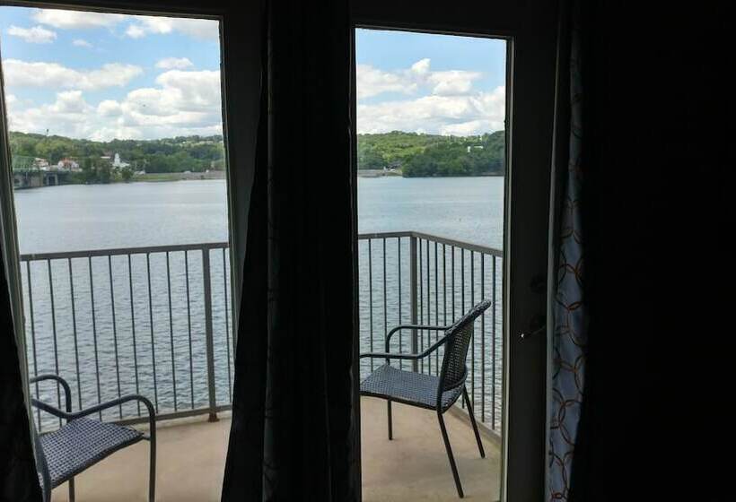 בית מלון כפרי The Point Resort