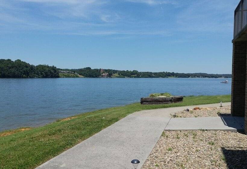 בית מלון כפרי The Point Resort