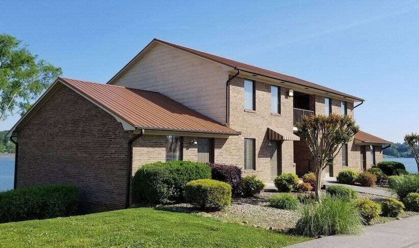 בית מלון כפרי The Point Resort