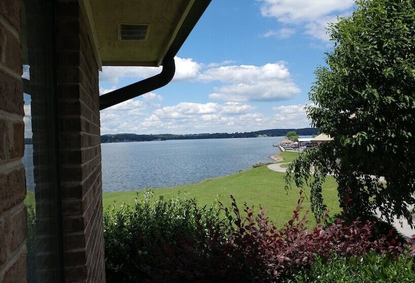 בית מלון כפרי The Point Resort