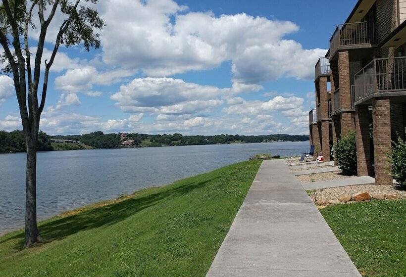 בית מלון כפרי The Point Resort