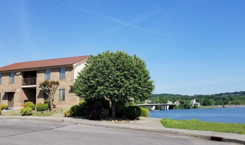 בית מלון כפרי The Point Resort