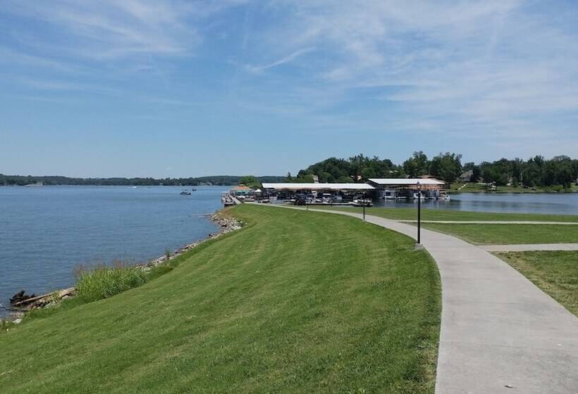 בית מלון כפרי The Point Resort