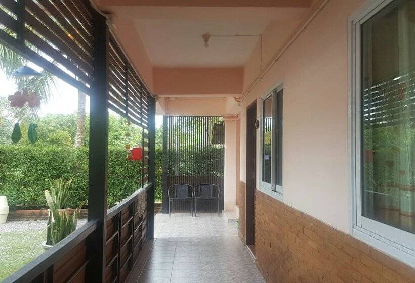 פנסיון Charlee House