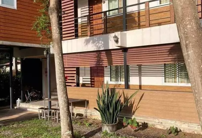 پانسیون Charlee House