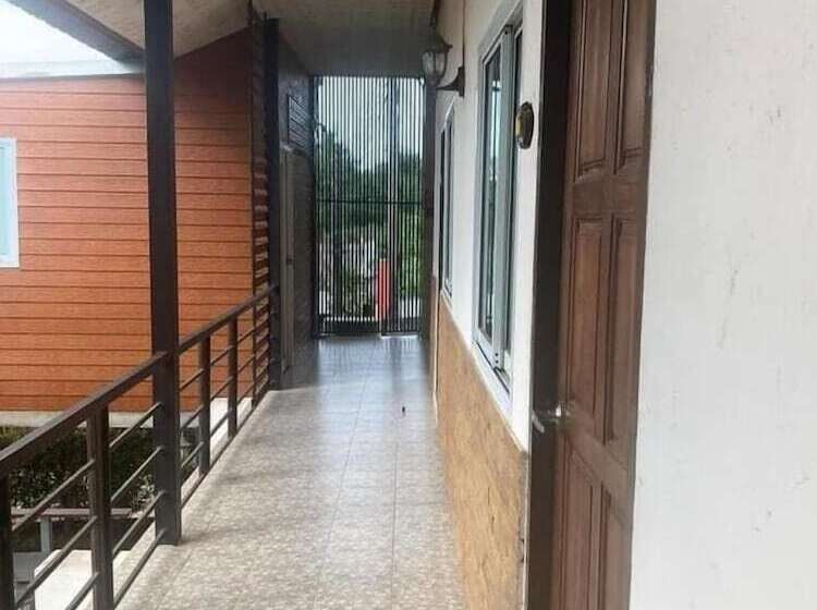 פנסיון Charlee House