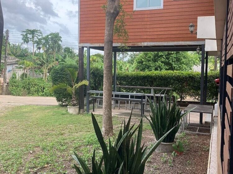 פנסיון Charlee House