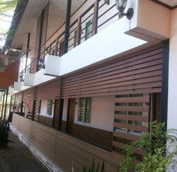 פנסיון Charlee House