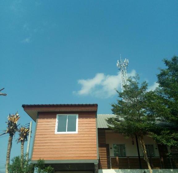 פנסיון Charlee House