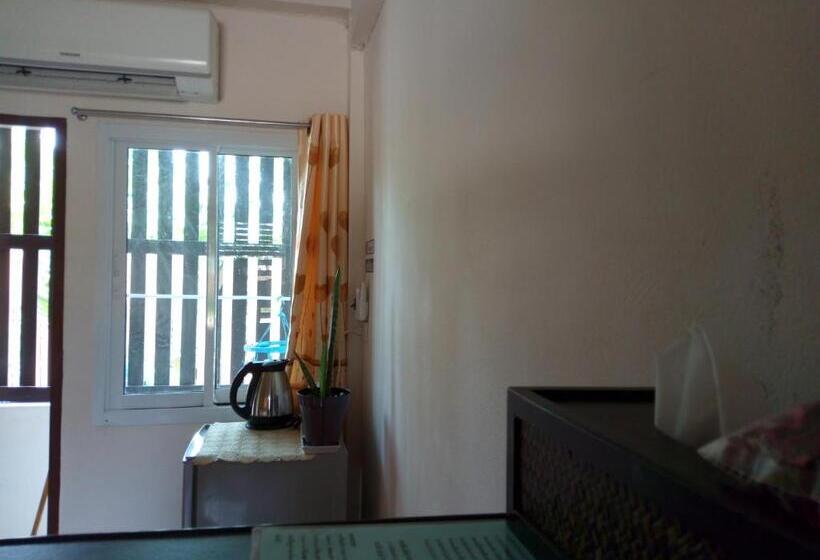 פנסיון Charlee House