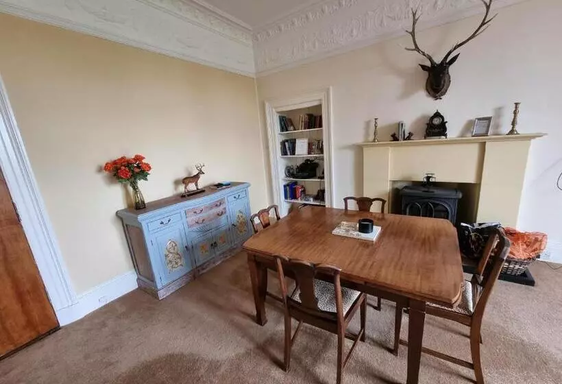 تختخواب و صبحانه Rowanbank House