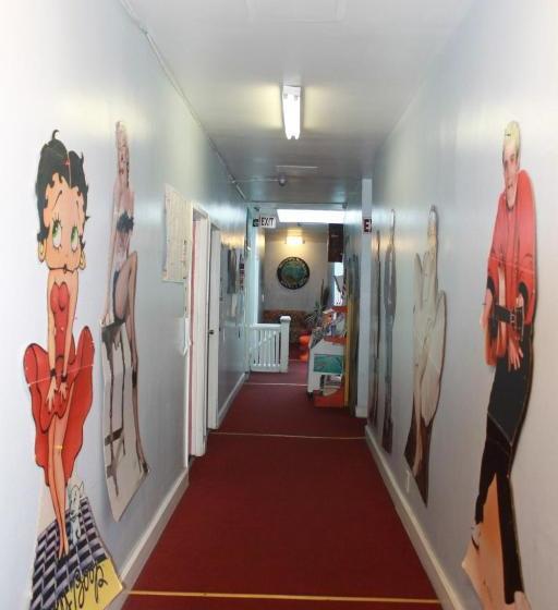 Hollywood Highland Hotel And Hostel