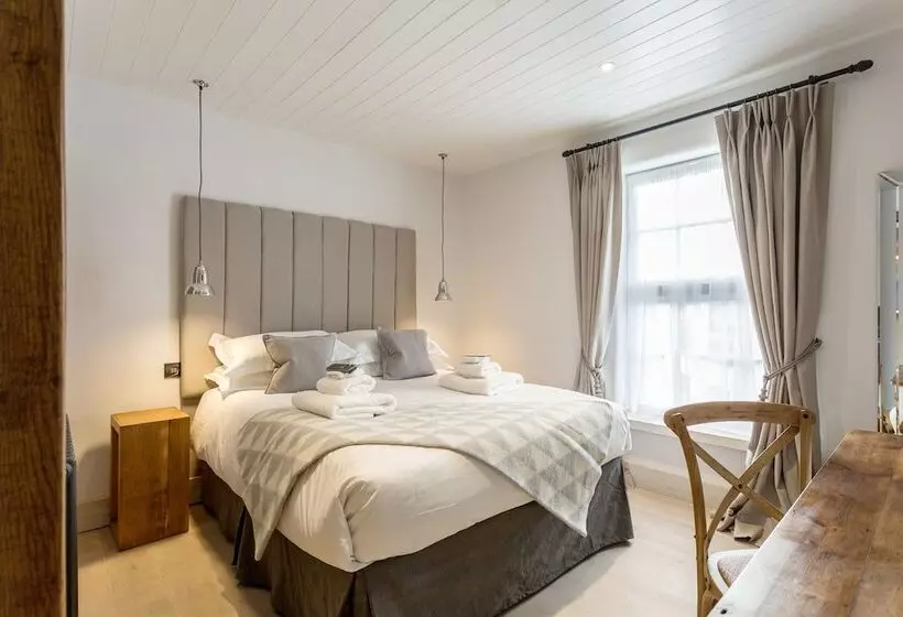 مسافرخانه The Cow Dalbury