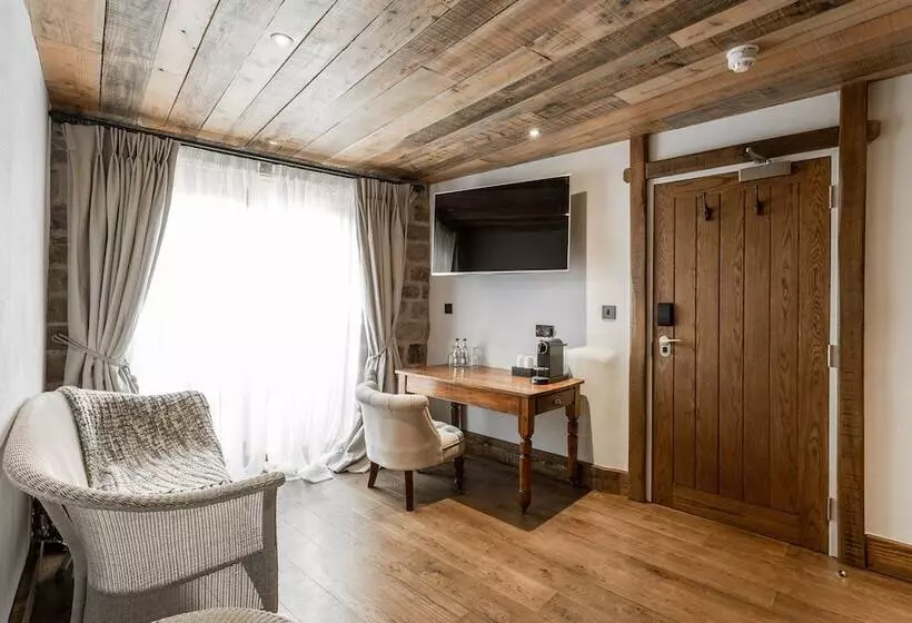 مسافرخانه The Cow Dalbury