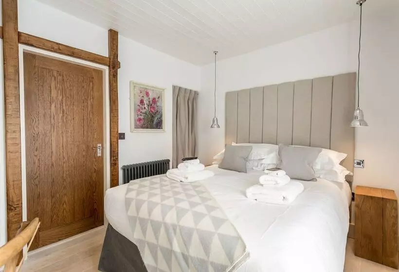 مسافرخانه The Cow Dalbury