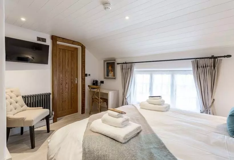 مسافرخانه The Cow Dalbury