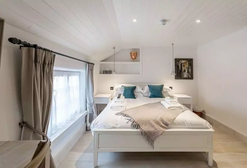 مسافرخانه The Cow Dalbury