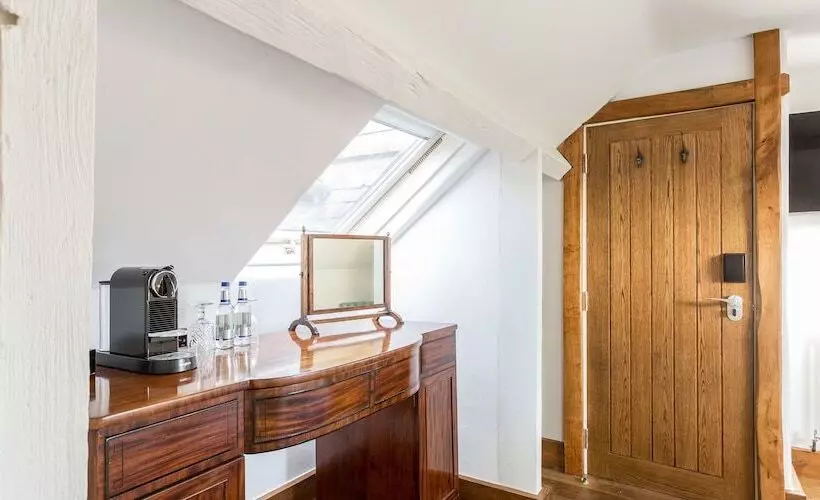 مسافرخانه The Cow Dalbury