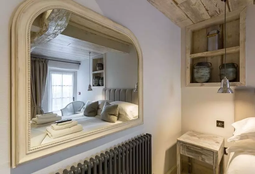 مسافرخانه The Cow Dalbury