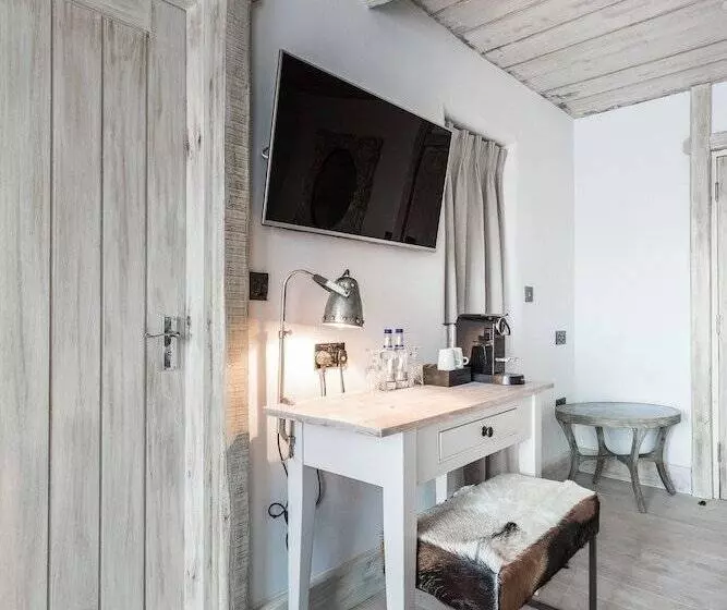 مسافرخانه The Cow Dalbury