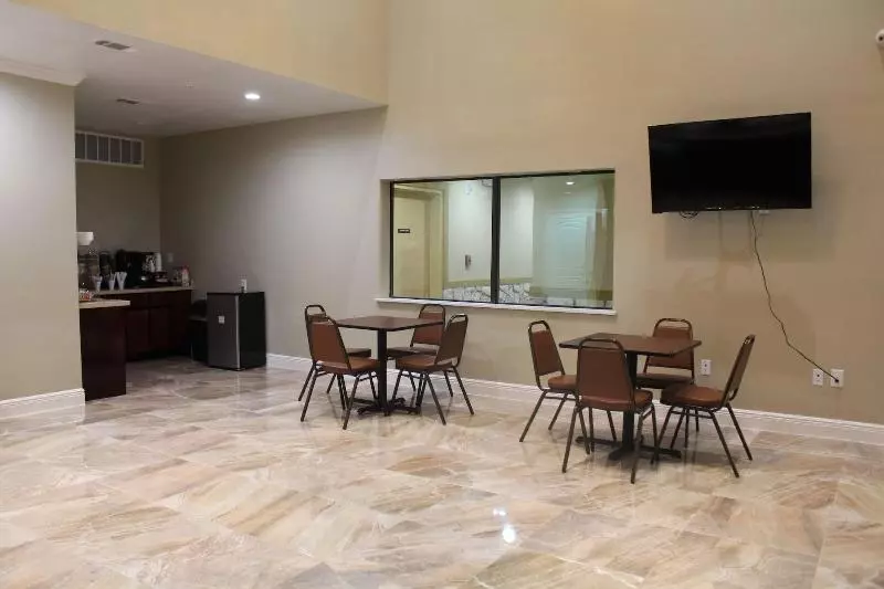 Hotelli Express Inn & Suites   Bush Airport