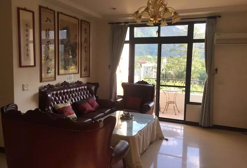 تختخواب و صبحانه Chill Villa