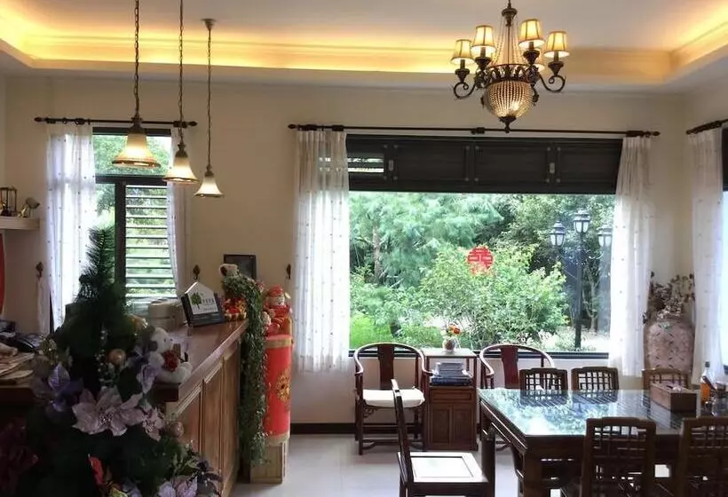 تختخواب و صبحانه Chill Villa