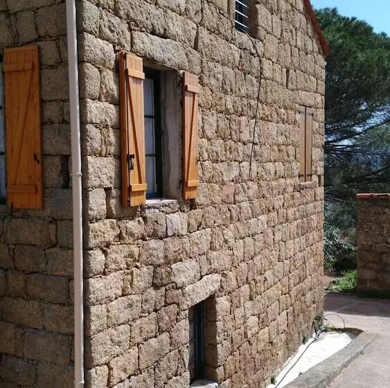 Aamiaismajoitus (B&B) L'orca Di San Gavinu