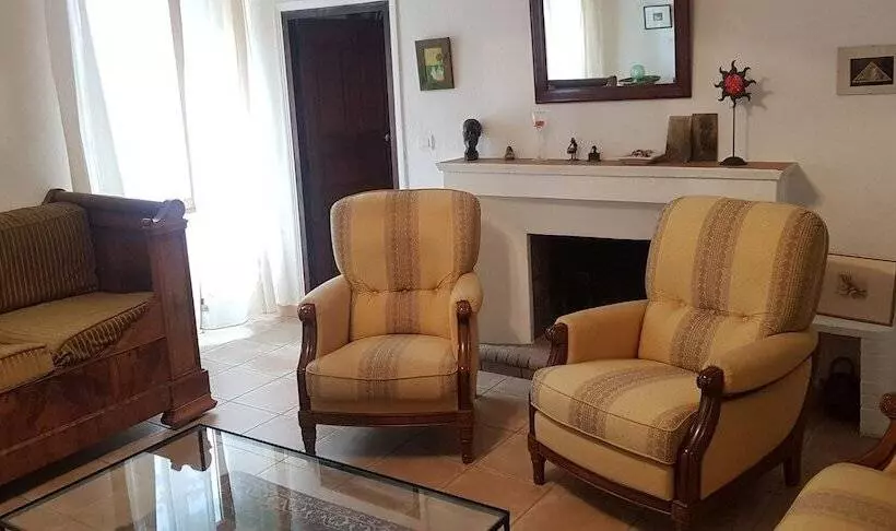 Aamiaismajoitus (B&B) L'orca Di San Gavinu