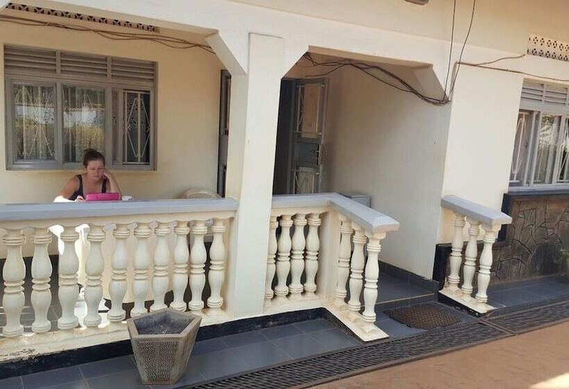 هتل Paula Guest House