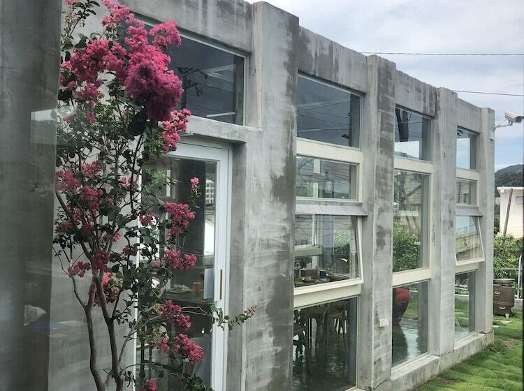 تختخواب و صبحانه Mooning The Hill