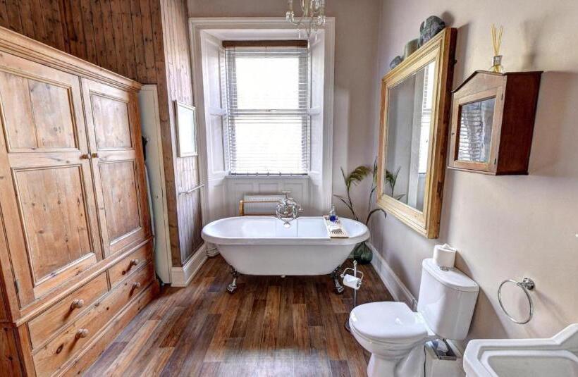 Отель Ascot House