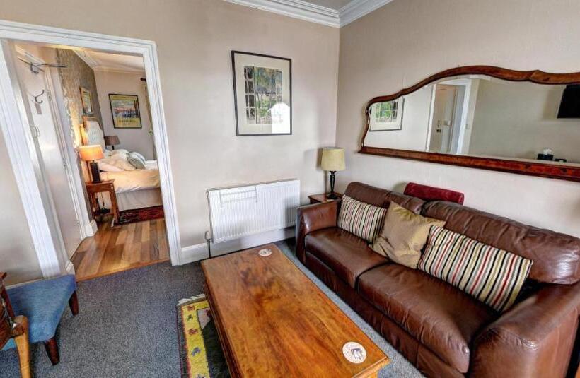 Отель Ascot House