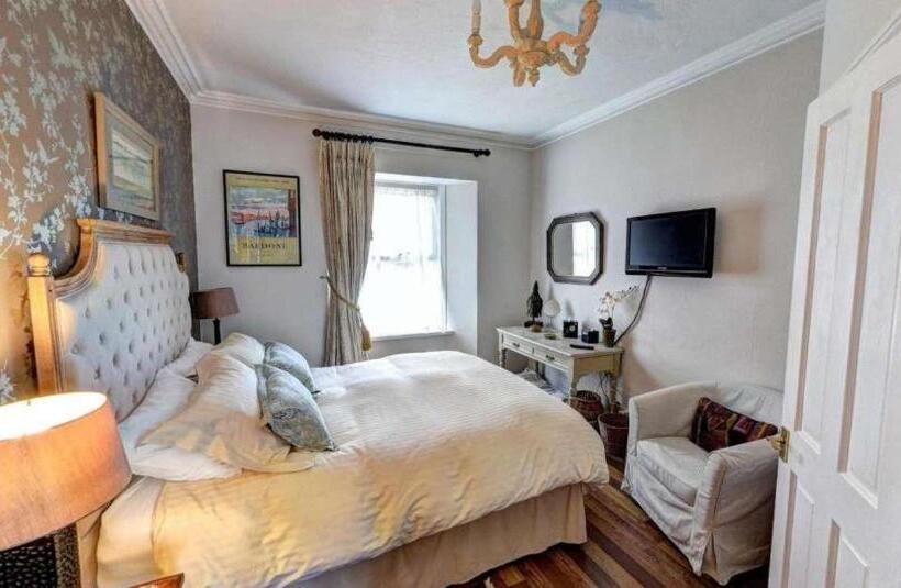 Отель Ascot House