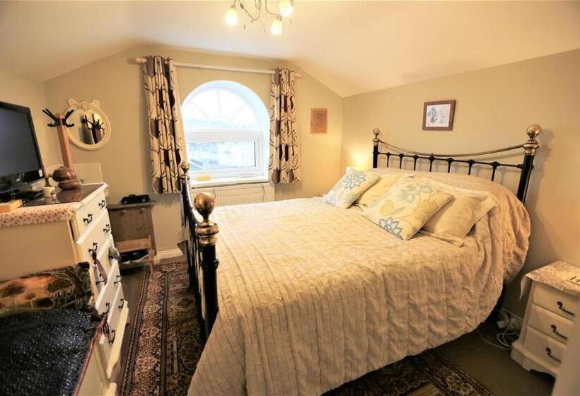 Отель Ascot House