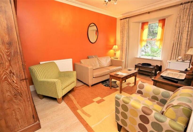 Отель Ascot House