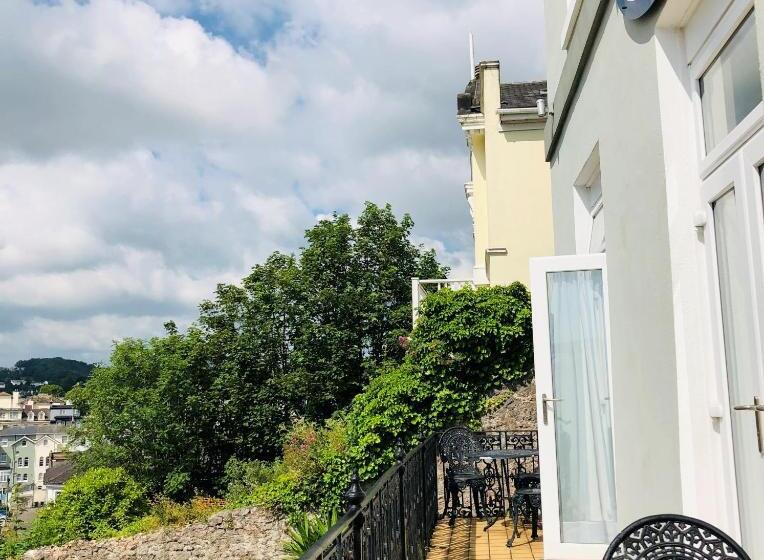 Отель Ascot House