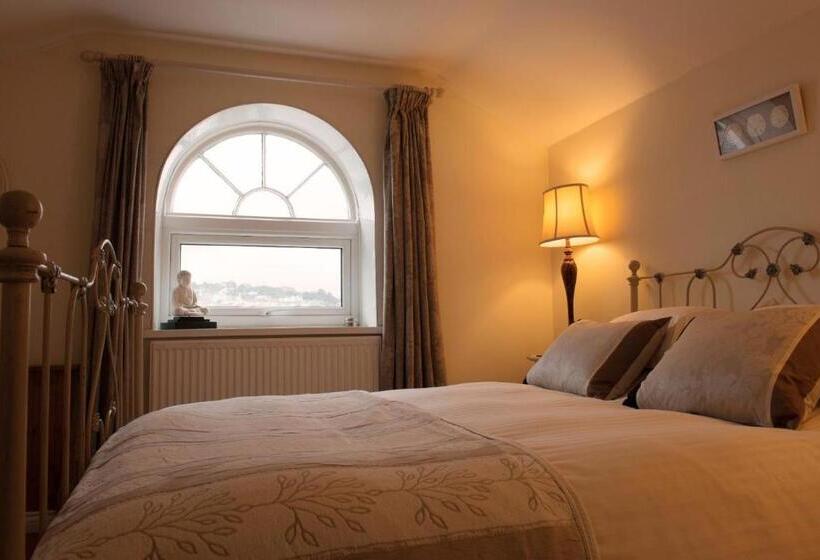 Отель Ascot House