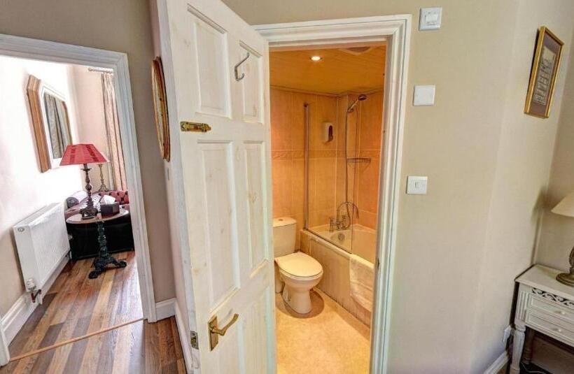 Отель Ascot House