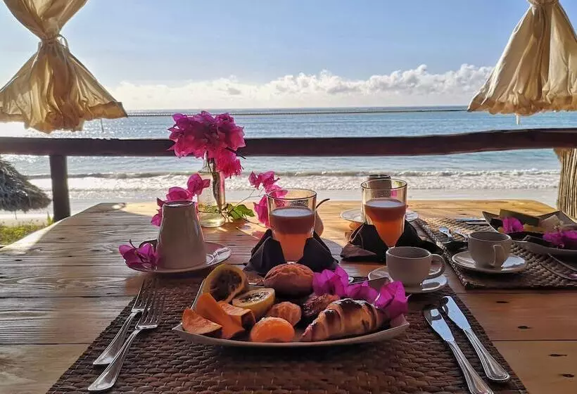 Hotelli Tsunami Village