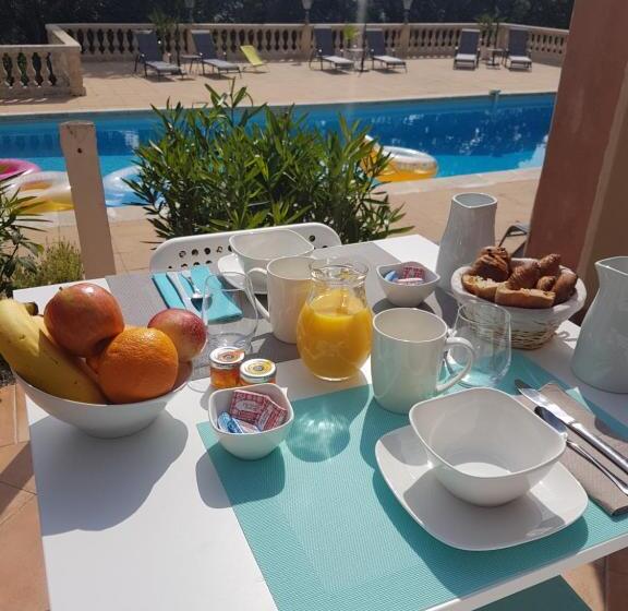 פנסיון Villa Manoe